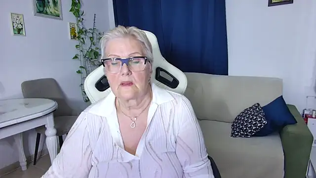 Snapshot of Selenna57 chatting on April 9, 2026, 5:30 pm Selenna57 online show from April 9, 2026, 5:30 pm