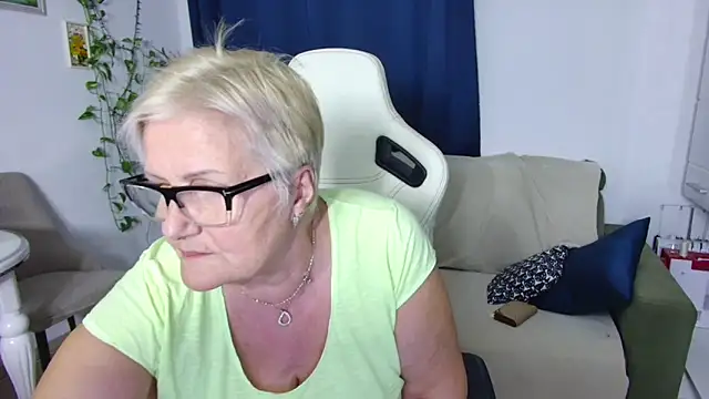 Snapshot of Selenna57 chatting on April 12, 2026, 5:49 pm Selenna57 online show from April 12, 2026, 5:49 pm
