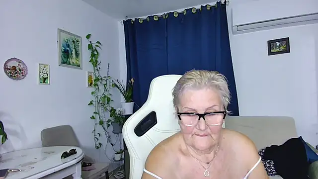Snapshot of Selenna57 chatting on April 10, 2026, 5:20 pm Selenna57 online show from April 10, 2026, 5:20 pm