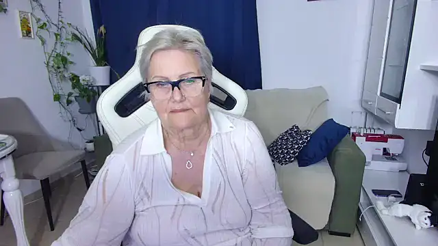 Snapshot of Selenna57 chatting on April 15, 2026, 7:58 pm Selenna57 online show from April 15, 2026, 7:58 pm