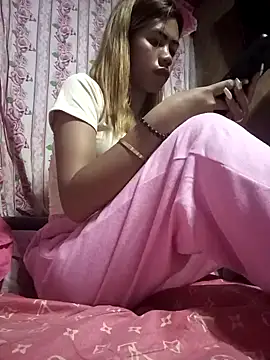 Snapshot of Cutie_body11 chatting on February 8, 2025, 11:01 am Cutie body11 online show from February 8, 2025, 11:01 am