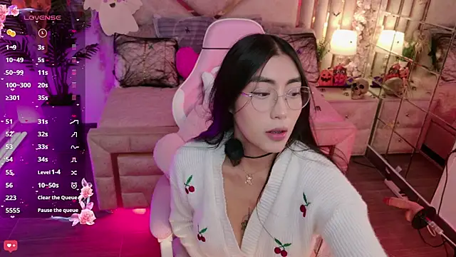 Snapshot of shanon- chatting on November 2, 2025, 11:21 pm shanon- online show from November 2, 2025, 11:21 pm