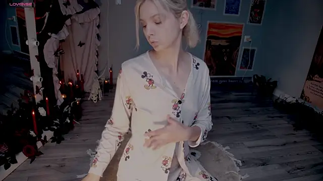 Snapshot of Careful_i_bite chatting on October 29, 2025, 6:01 am Careful i bite online show from October 29, 2025, 6:01 am