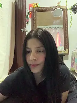 Snapshot of Estefani_32 chatting on April 16, 2026, 7:47 pm Estefani 32 online show from April 16, 2026, 7:47 pm