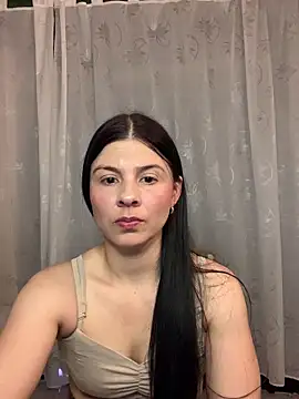 Snapshot of Estefani_32 chatting on May 6, 2026, 7:18 pm Estefani 32 online show from May 6, 2026, 7:18 pm