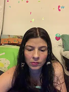 Snapshot of Estefani_32 chatting on April 29, 2026, 4:44 pm Estefani 32 online show from April 29, 2026, 4:44 pm