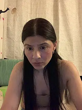 Snapshot of Estefani_32 chatting on April 26, 2026, 7:00 pm Estefani 32 online show from April 26, 2026, 7:00 pm
