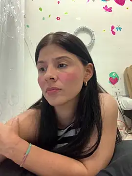 Snapshot of Estefani_32 chatting on April 15, 2026, 8:42 pm Estefani 32 online show from April 15, 2026, 8:42 pm