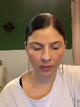 Estefani 32 online show from February 13, 2026, 8:31 pm