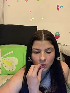 Snapshot of Estefani_32 chatting on April 27, 2026, 7:01 pm Estefani 32 online show from April 27, 2026, 7:01 pm