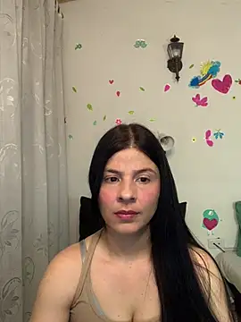 Snapshot of Estefani_32 chatting on May 4, 2026, 8:11 pm Estefani 32 online show from May 4, 2026, 8:11 pm