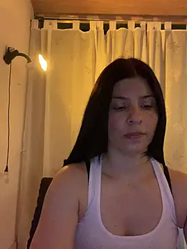 Snapshot of Estefani_32 chatting on May 17, 2026, 5:24 pm Estefani 32 online show from May 17, 2026, 5:24 pm