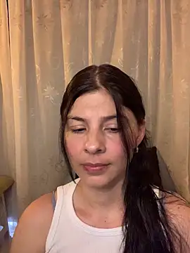 Snapshot of Estefani_32 chatting on May 21, 2026, 8:50 pm Estefani 32 online show from May 21, 2026, 8:50 pm