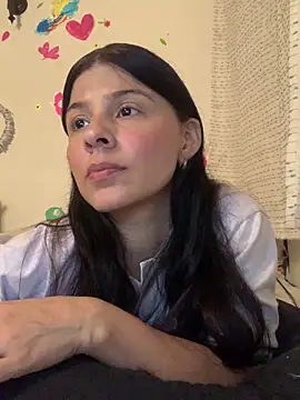 Snapshot of Estefani_32 chatting on April 17, 2026, 2:25 am Estefani 32 online show from April 17, 2026, 2:25 am