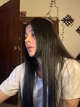 Snapshot of Estefani_32 chatting on April 18, 2026, 7:18 pm Estefani 32 online show from April 18, 2026, 7:18 pm