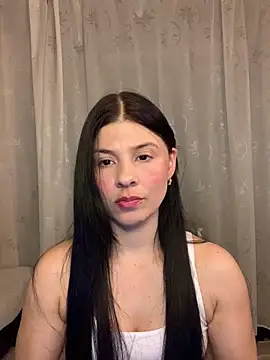 Snapshot of Estefani_32 chatting on May 7, 2026, 5:49 pm Estefani 32 online show from May 7, 2026, 5:49 pm