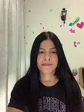 Snapshot of Estefani_32 chatting on May 5, 2026, 3:15 pm Estefani 32 online show from May 5, 2026, 3:15 pm