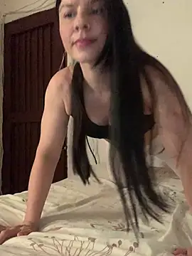 Snapshot of Estefani_32 chatting on April 21, 2026, 4:13 pm Estefani 32 online show from April 21, 2026, 4:13 pm