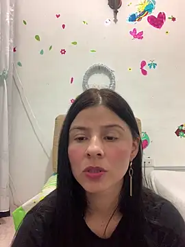 Snapshot of Estefani_32 chatting on April 19, 2026, 7:49 pm Estefani 32 online show from April 19, 2026, 7:49 pm