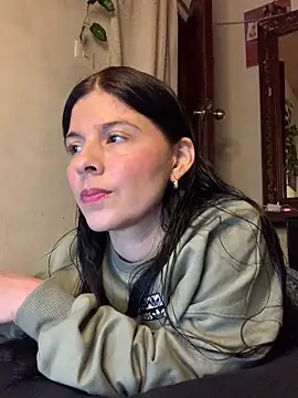 Snapshot of Estefani_32 chatting on April 17, 2026, 5:27 pm Estefani 32 online show from April 17, 2026, 5:27 pm