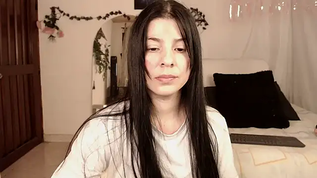 Estefani 32 online show from December 1, 2025, 3:35 pm