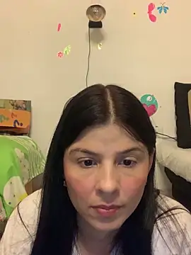 Snapshot of Estefani_32 chatting on May 1, 2026, 12:37 am Estefani 32 online show from May 1, 2026, 12:37 am