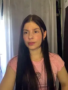 Snapshot of Estefani_32 chatting on May 26, 2026, 5:44 pm Estefani 32 online show from May 26, 2026, 5:44 pm