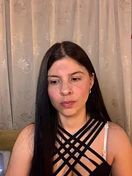 Snapshot of Estefani_32 chatting on May 22, 2026, 4:05 pm Estefani 32 online show from May 22, 2026, 4:05 pm