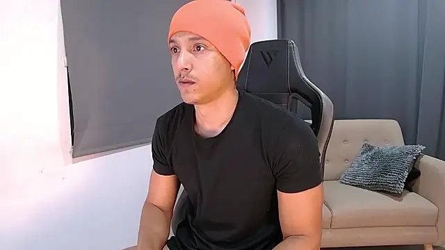 Snapshot of Liam_V chatting on February 15, 2026, 11:36 pm Liam V online show from February 15, 2026, 11:36 pm