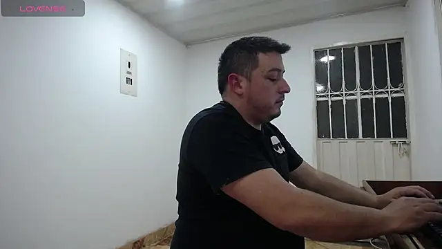 antonycruz online show from May 4, 2026, 12:14 am