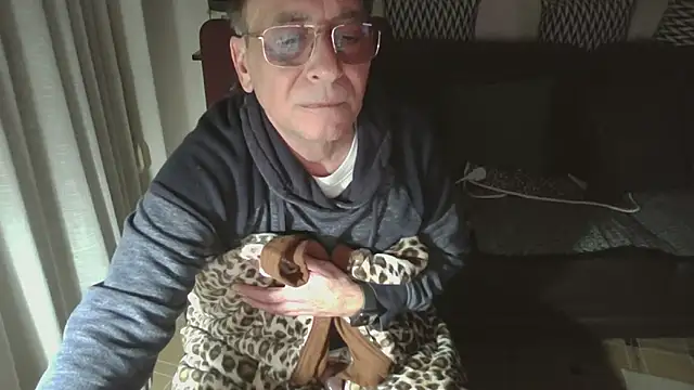 Snapshot of HETEREOMAN chatting on December 15, 2025, 4:46 pm HETEREOMAN online show from December 15, 2025, 4:46 pm