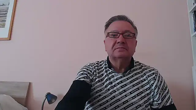 Snapshot of YOU6me chatting on November 23, 2025, 8:57 am YOU6me online show from November 23, 2025, 8:57 am