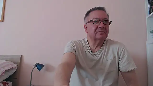 Snapshot of YOU6me chatting on November 14, 2025, 8:18 am YOU6me online show from November 14, 2025, 8:18 am