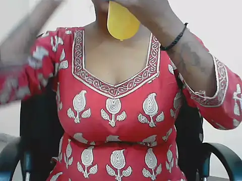 Snapshot of LovingPihu chatting on July 14, 2026, 5:45 am LovingPihu online show from July 14, 2026, 5:45 am