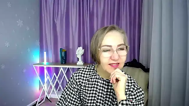 queen a n i online show from October 7, 2025, 10:49 am