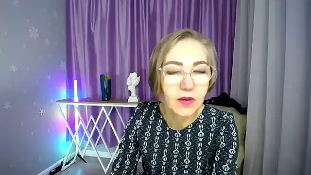 queen a n i online show from October 14, 2025, 12:50 pm