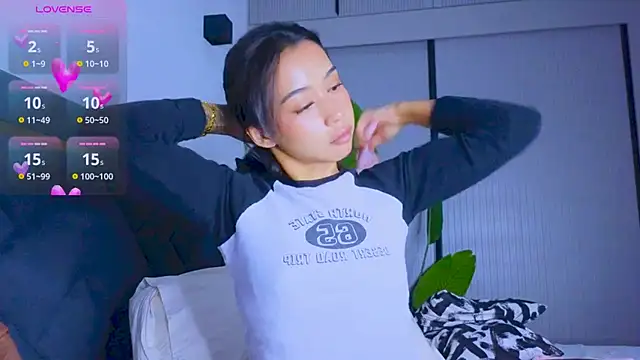 Mia Tin online show from September 17, 2025, 2:41 pm