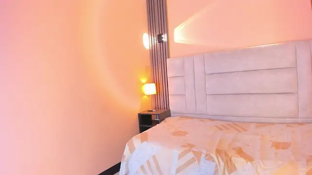 EYMI TOMSOM online show from October 4, 2025, 10:39 am