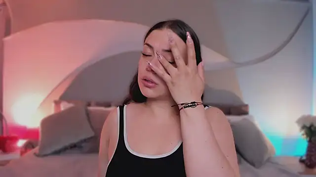 Nicolle W online show from April 7, 2026, 11:45 am