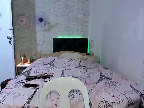 Snapshot of Hebefemme chatting on December 18, 2025, 12:42 pm Hebefemme online show from December 18, 2025, 12:42 pm