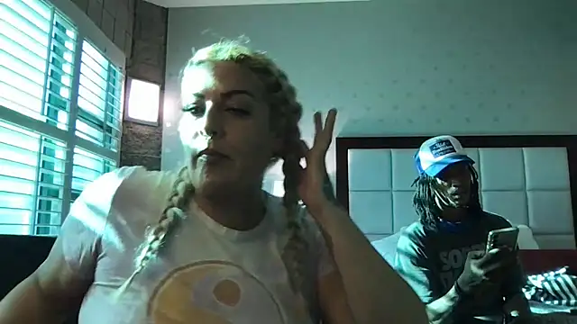 Snapshot of ShineyQuinn chatting on June 17, 2026, 12:21 am ShineyQuinn online show from June 17, 2026, 12:21 am