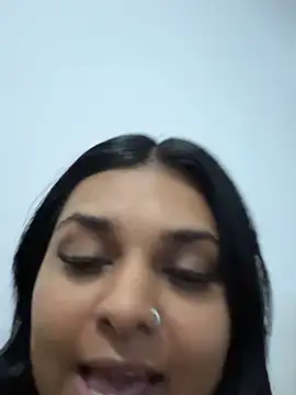 layla amin online show from November 2, 2025, 1:54 am