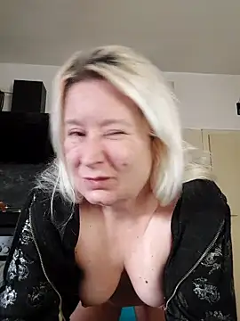 Snapshot of GeileEstelle chatting on October 5, 2025, 5:53 am GeileEstelle online show from October 5, 2025, 5:53 am