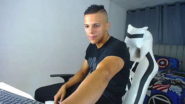 Snapshot of DavidAngell7 chatting on February 8, 2025, 4:47 am DavidAngell7 online show from February 8, 2025, 4:47 am