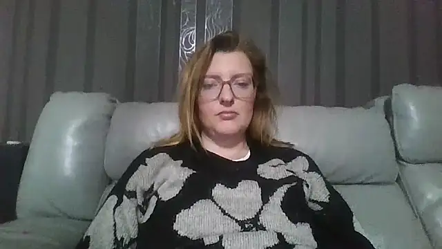 Snapshot of LiquidLeonie chatting on May 9, 2026, 3:21 am LiquidLeonie online show from May 9, 2026, 3:21 am