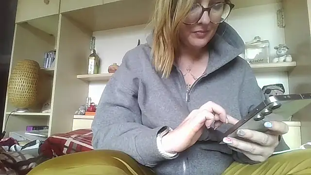 Snapshot of LiquidLeonie chatting on March 24, 2026, 12:27 pm LiquidLeonie online show from March 24, 2026, 12:27 pm