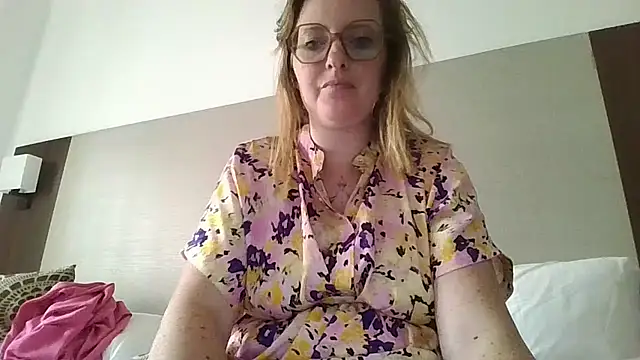 Snapshot of LiquidLeonie chatting on April 8, 2026, 3:24 pm LiquidLeonie online show from April 8, 2026, 3:24 pm