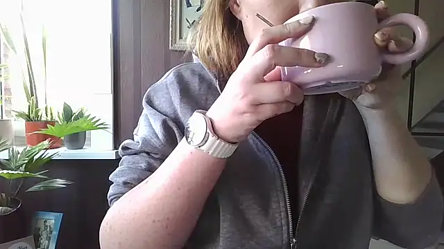 Snapshot of LiquidLeonie chatting on March 17, 2026, 1:58 pm LiquidLeonie online show from March 17, 2026, 1:58 pm