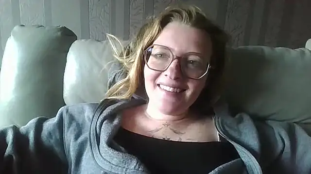 Snapshot of LiquidLeonie chatting on May 9, 2026, 4:21 pm LiquidLeonie online show from May 9, 2026, 4:21 pm