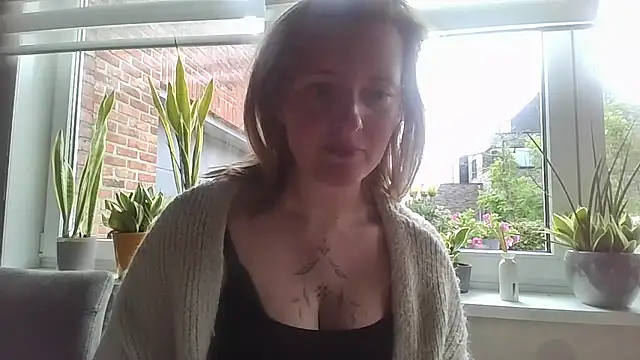 Snapshot of LiquidLeonie chatting on May 20, 2026, 7:49 am LiquidLeonie online show from May 20, 2026, 7:49 am